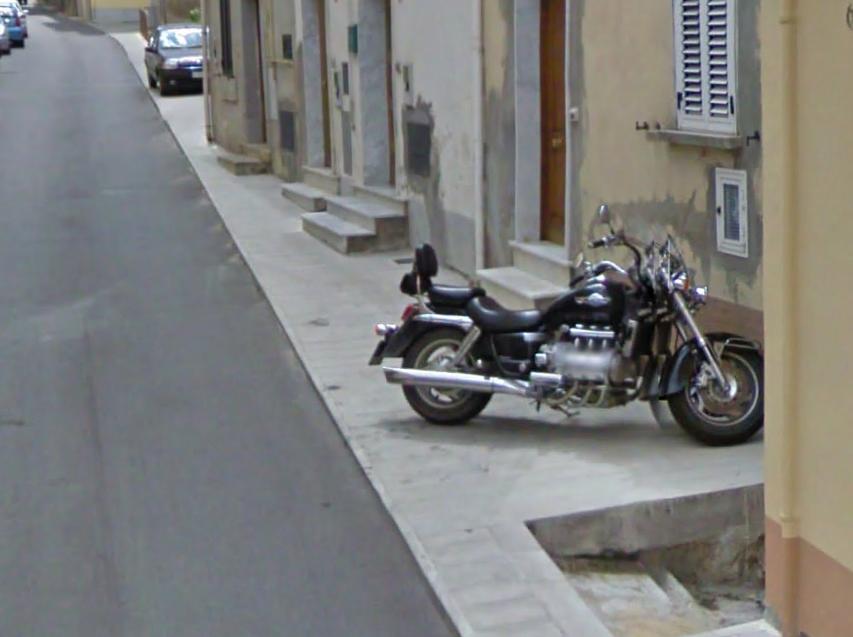 la Harley di Egidio, la sua grande passione. Foto su "street view" di Google